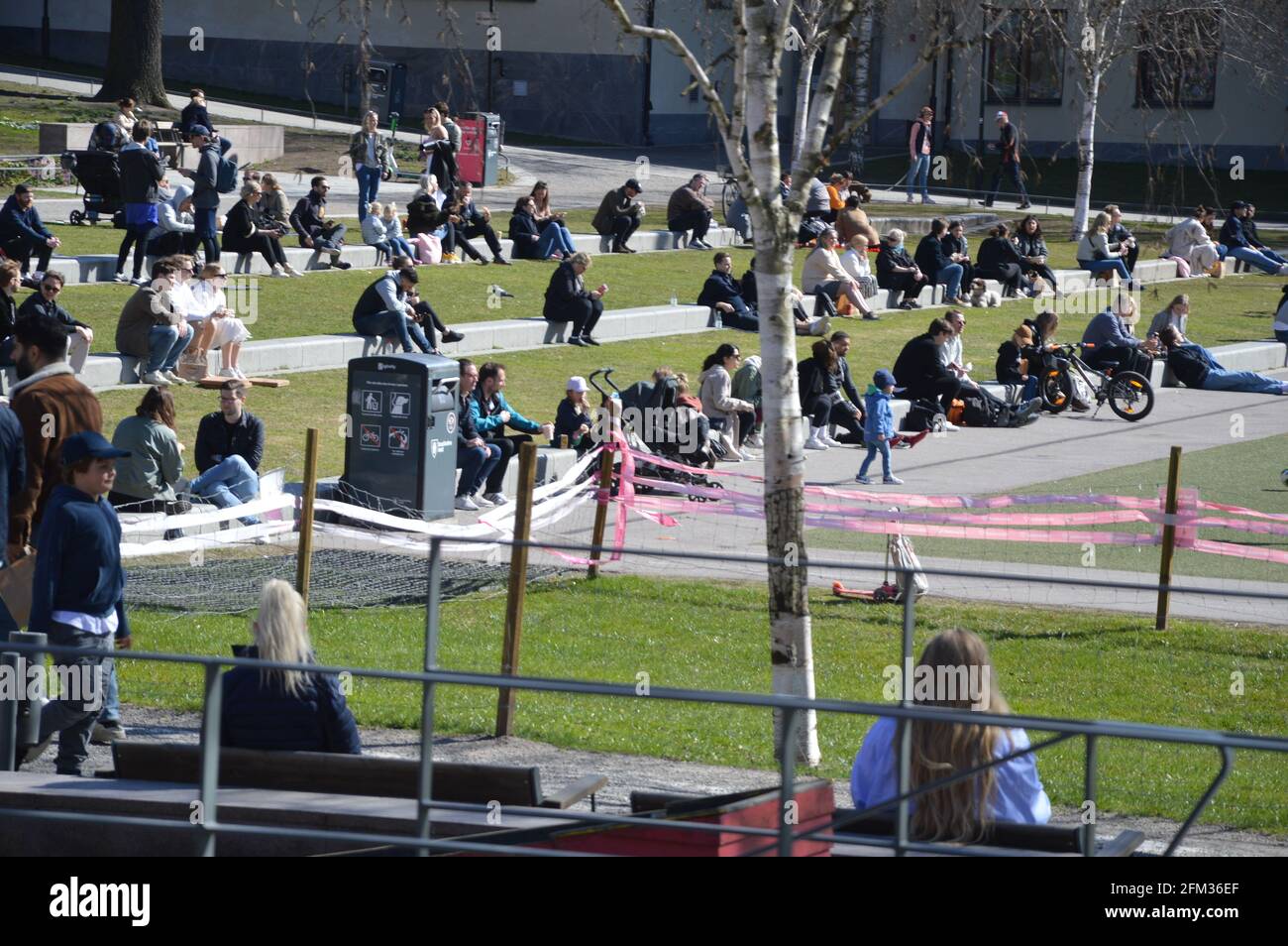 Aprile 2021 - gente che si gode una giornata di sole a Vasaparken, Stoccolma, Svezia. Foto Stock