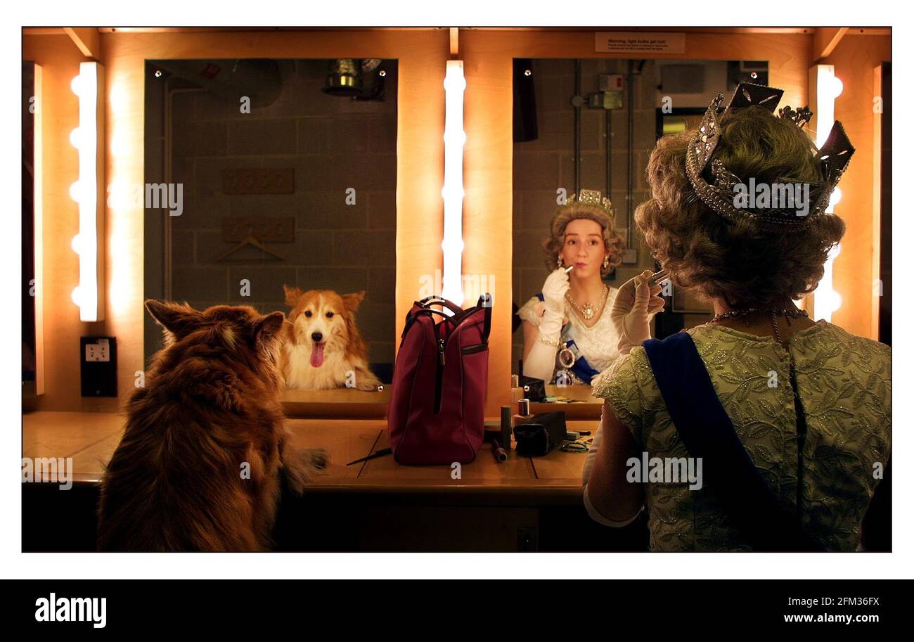 Le audizioni si sono tenute oggi al Sadlers Wells Theatre per un corpo di giocare la parte del Queens corgi in una scena importante in Roald Dahls il BFG quando il BFG ha colazione a Buckingham Palace. La quieen è Nnicola Ann James e il corpo è Molly uno dei sette audiitioning.pic David Sandison 9/1/02 Foto Stock