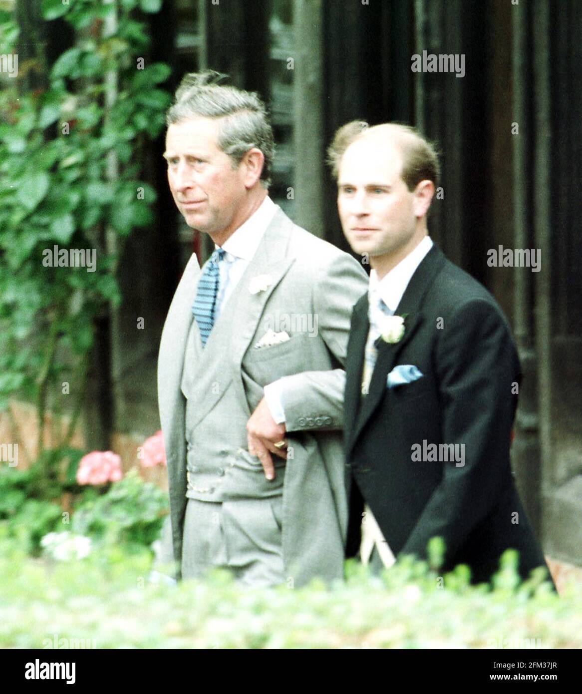 Matrimonio del Principe Edoardo Royal 1999 Edward e suo fratello insieme per il matrimonio dello sposo con Sophie Rhys-Jones al St. George's Chapel Windsor Castle Foto Stock