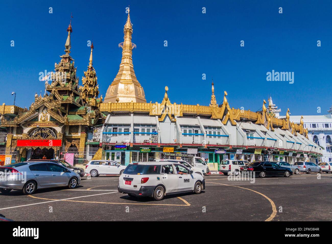 YANGON, MYANMAR - 15 DICEMBRE 2016: Traffico intorno alla Pagoda di Sule a Yangon. Foto Stock