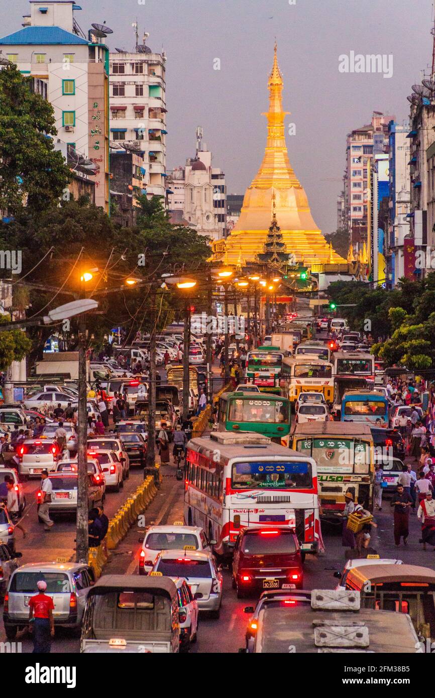 YANGON, MYANMAR - 15 DICEMBRE 2016: Traffico sulla strada Mahabandoola che conduce a Sule Pagoda a Yangon. Foto Stock
