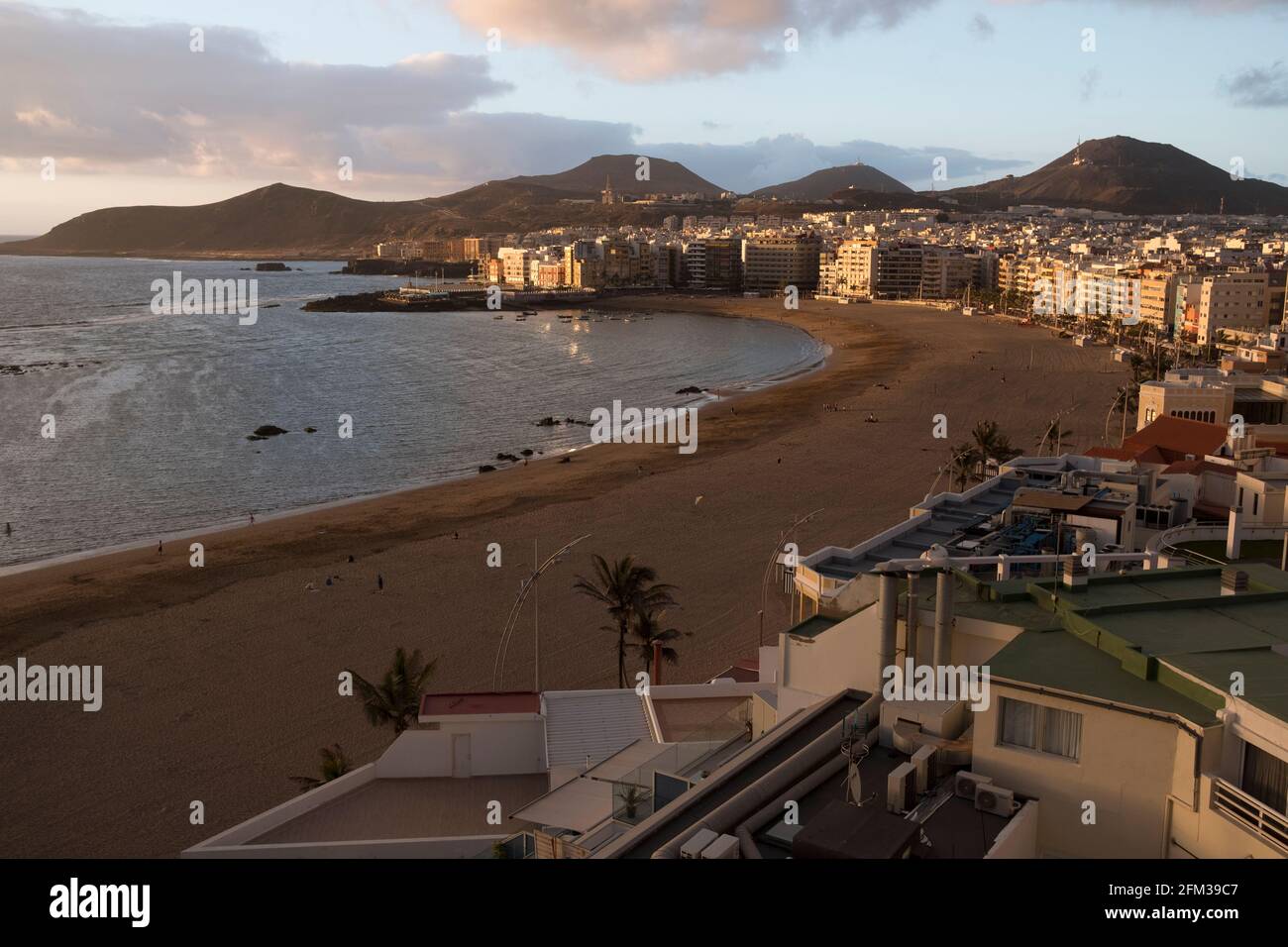 Gran Canaria, eine spanische Kanarische Insel vor der Nordwestküste von Afrika. Las Palmas de Gran Canaria mit Strand Las Canteras. Foto Stock