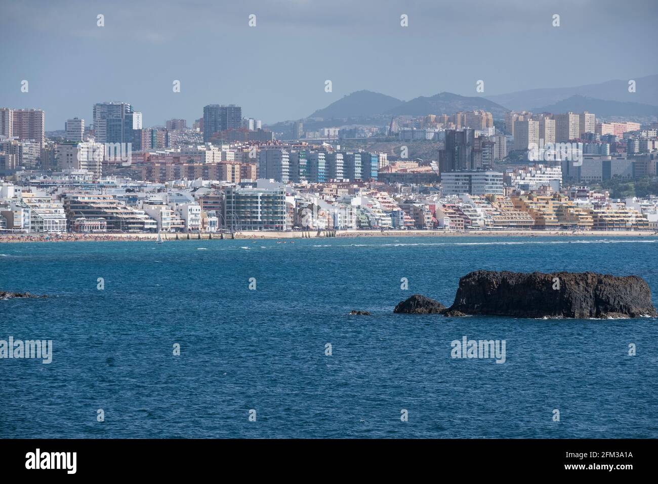 Gran Canaria, eine spanische Kanarische Insel vor der Nordwestküste von Afrika. Las Palmas de Gran Canaria mit Strand Las Canteras. Foto Stock