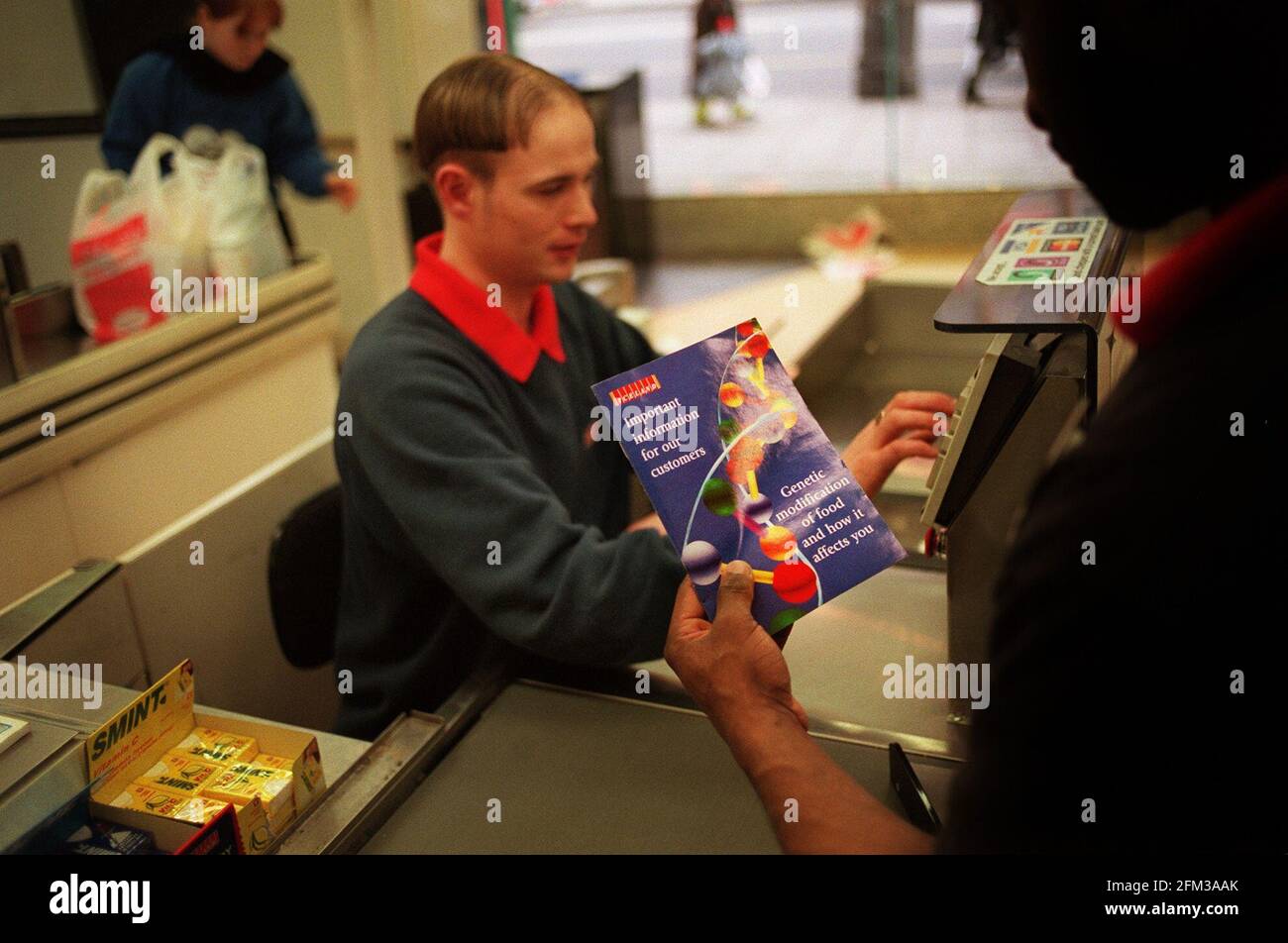Volantini consegnati ai clienti che descrivono in dettaglio gli effetti degli alimenti geneticamente modificati in Islanda. Foto Stock
