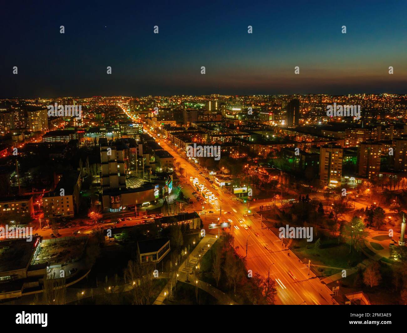 Notte skyline di Volgograd, vista aerea dal drone. Foto Stock