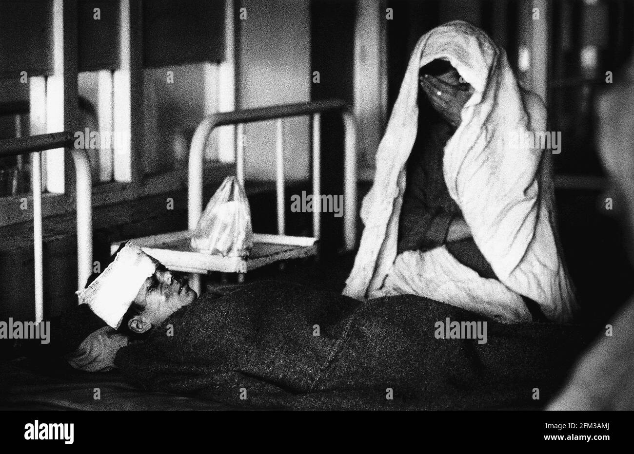 Afghanistan Kabul Indira gandhi Hospitale12 anni Ghulam Sadiq Stepped Sulla miniera di raccogliere legno perso piede con la madre Foto Stock