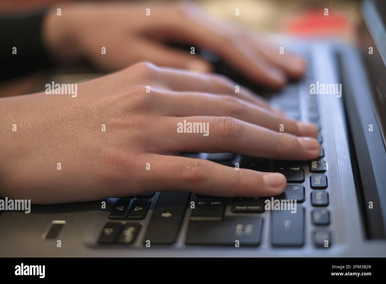 Donna vista mani durante l'uso del computer portatile per il lavoro intelligente, covid-19 pandemia malattia Foto Stock