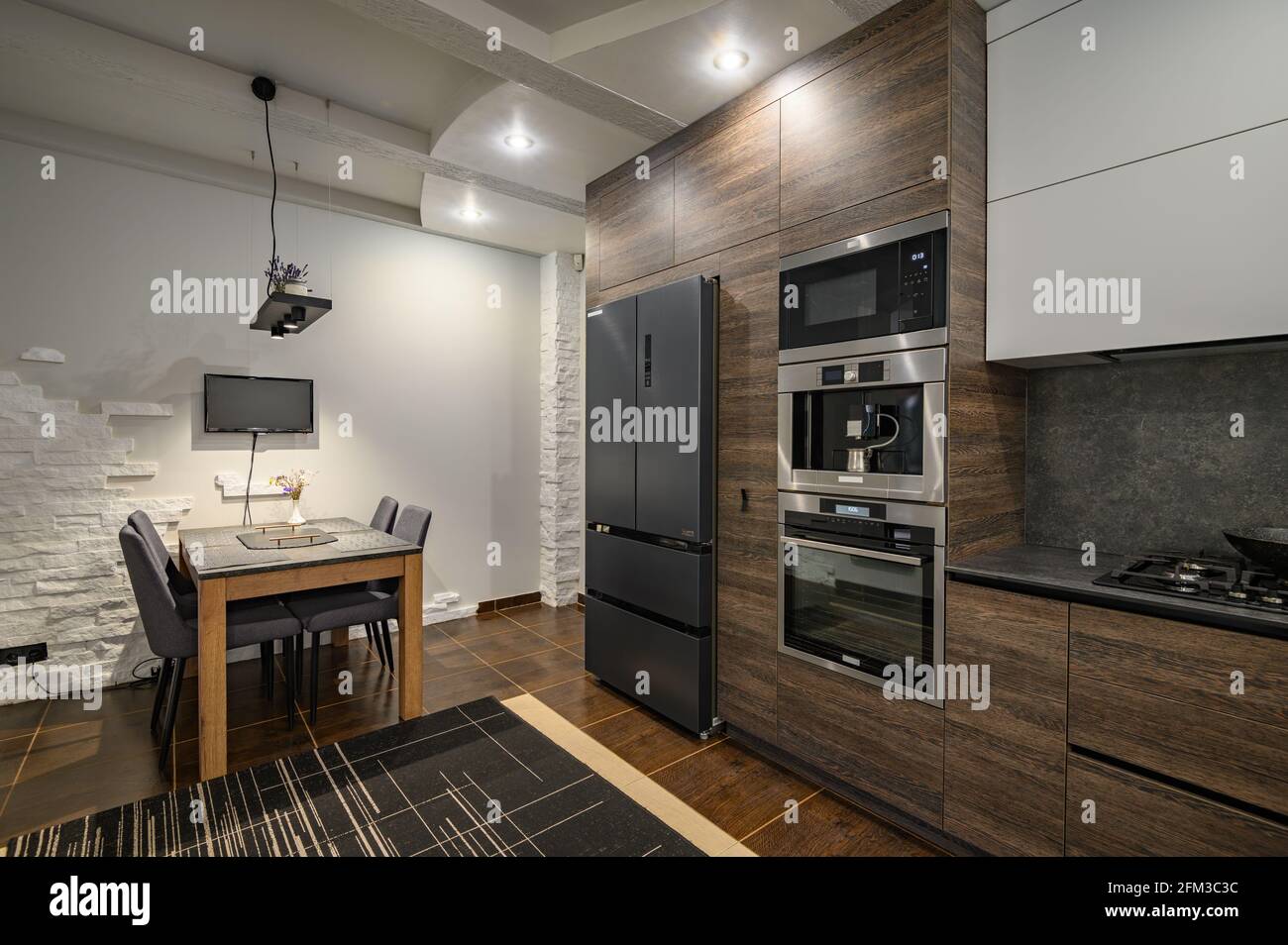 Moderni e lussuosi dettagli della cucina marrone scuro, grigio e nero Foto Stock