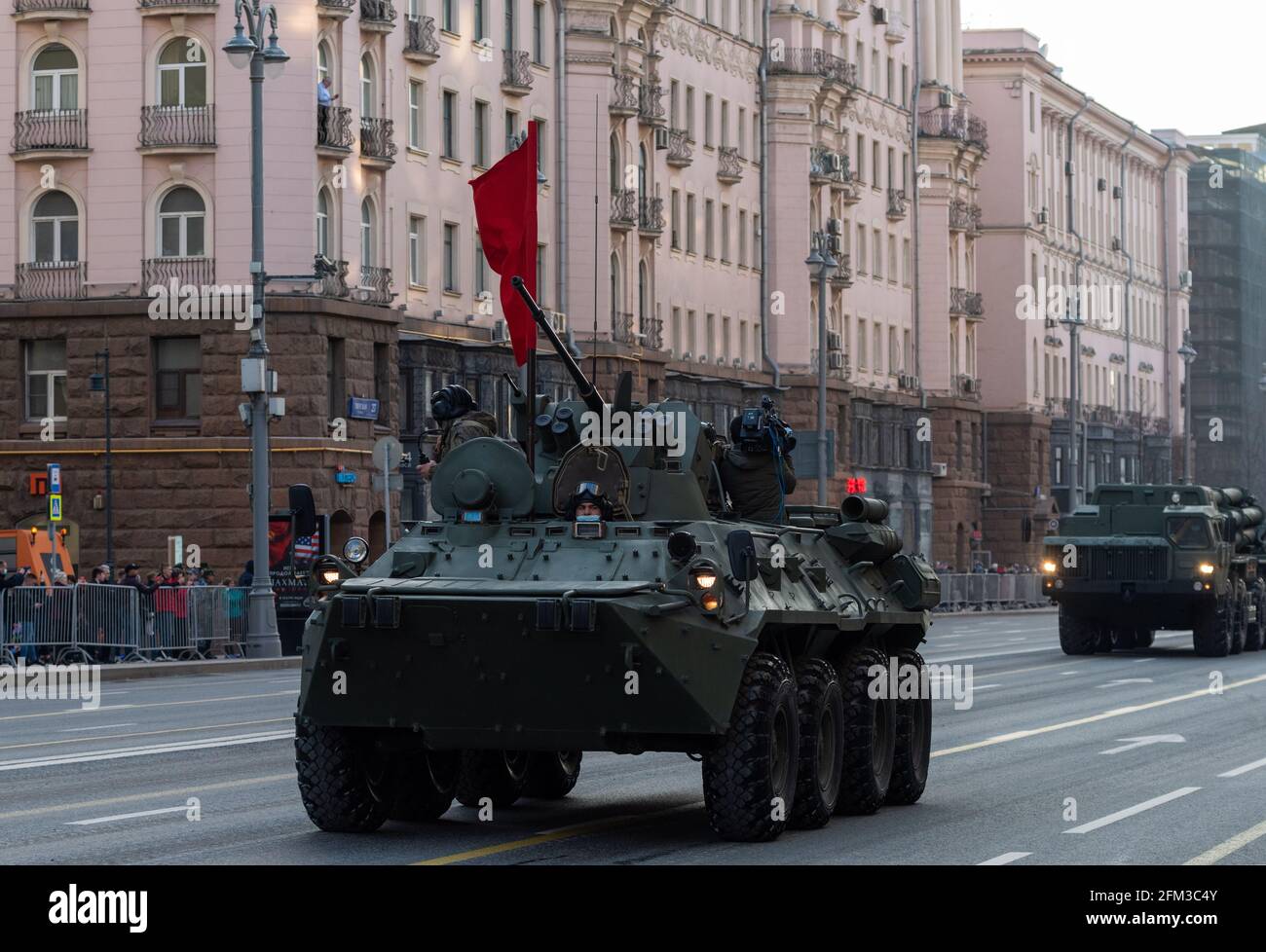 30 aprile 2021 Mosca, Russia. Portaerei blindati russi BTR-82A in via Tverskaya a Mosca. Foto Stock