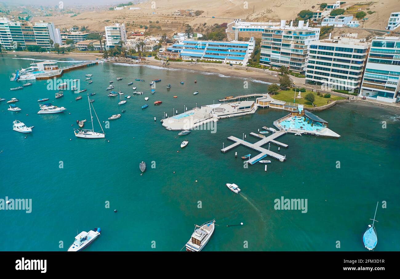 Vista aerea della baia, porto turistico e gli edifici di Ancon - Lima, Perù; zona estiva, la spiaggia e alcuni edifici esterni in Ancon. Foto Stock