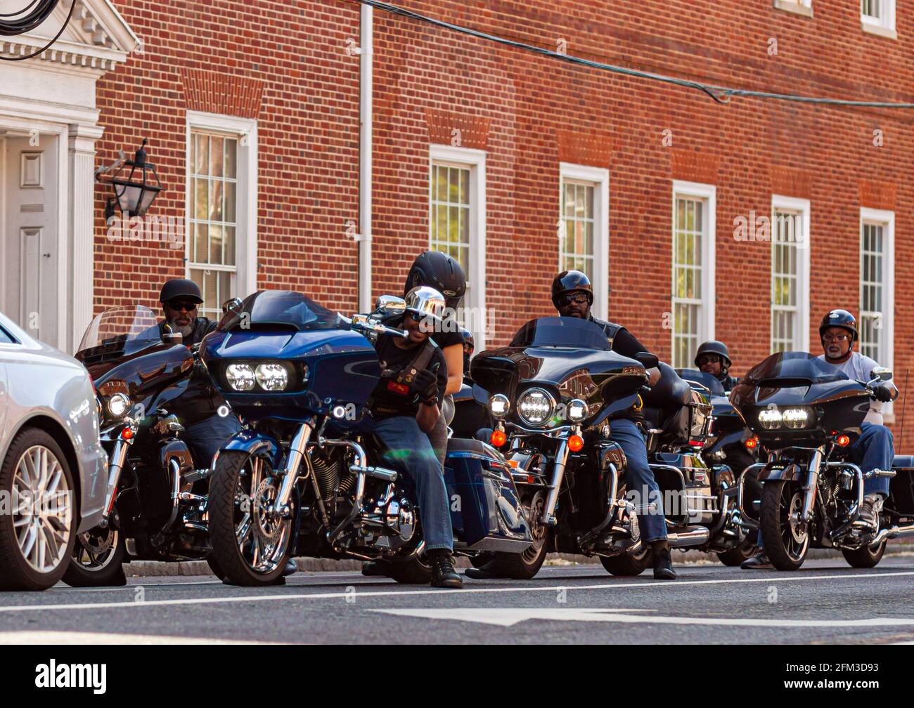 Annapolis, MD, USA 05-02-2021: Un evento motociclistico club in touring ad Annapolis. I membri del club sono tutti uomini afroamericani che indossano jeans, stivali e scarpe Foto Stock
