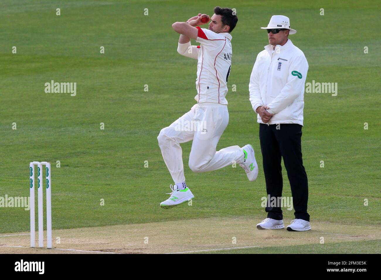 Jimmy Anderson in azione bowling per Lancashire durante Essex CCC vs Lancashire CCC, Specsaver County Championship Division 1 Cricket al Cloudfm C. Foto Stock