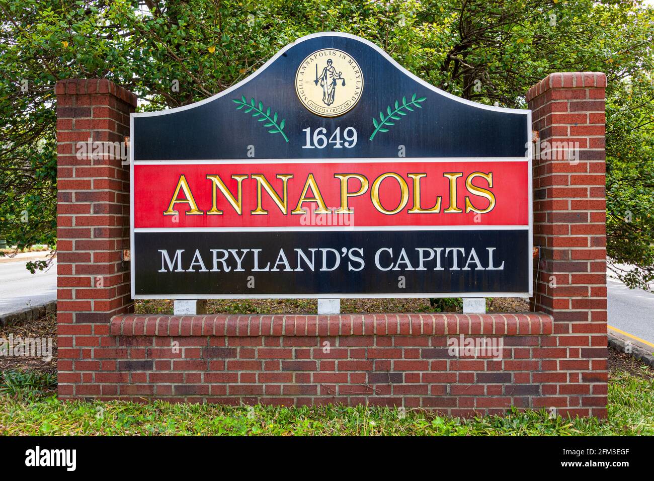 Cartello di benvenuto all'ingresso di Annapolis, Maryland, che ha lo stemma della città, la data di fondazione 1649 e il testo che recita Annapoli Foto Stock
