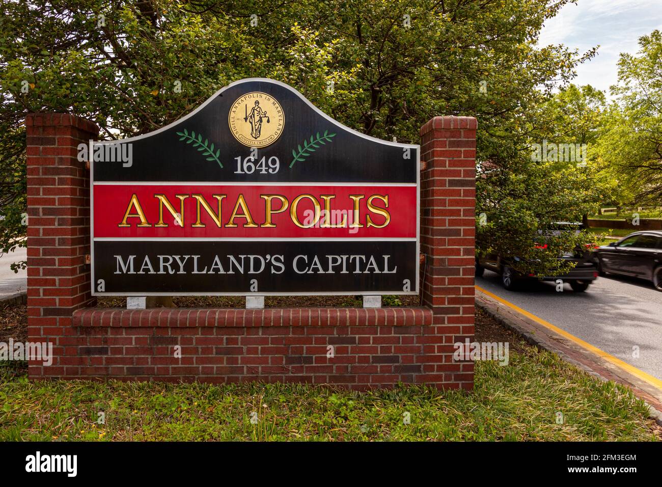 Cartello di benvenuto all'ingresso di Annapolis, Maryland, che ha lo stemma della città, la data di fondazione 1649 e il testo che recita Annapoli Foto Stock