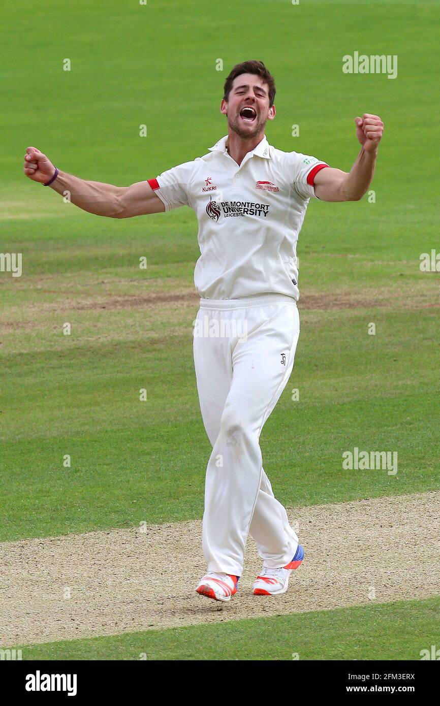 Rob Taylor di Leicestershire celebra la presa del wicket di David Masters durante Essex CCC vs Leicestershire CCC, Specsavers County Championship Divi Foto Stock