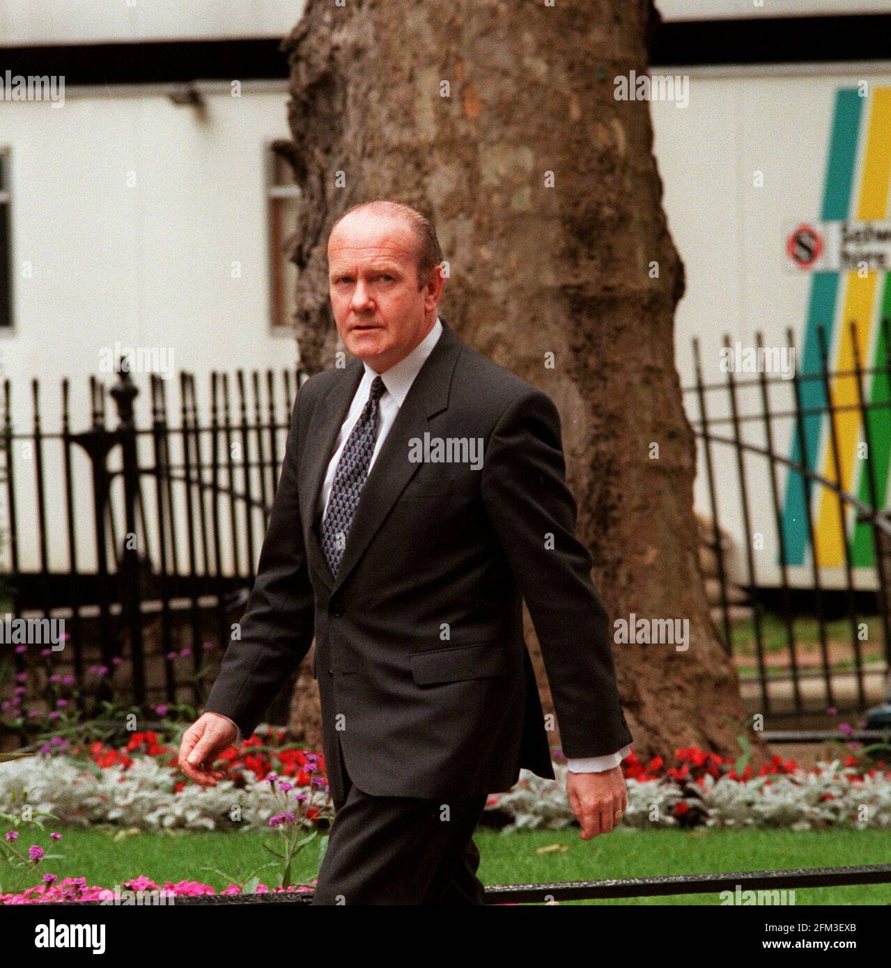 John Reid MP sorride quando arriva al numero 10 di Downing Street per ascoltare il suo nuovo appuntamento nel gabinetto rimpasto luglio 27. John Reid è stato nominato Ministro dei trasporti Foto Stock