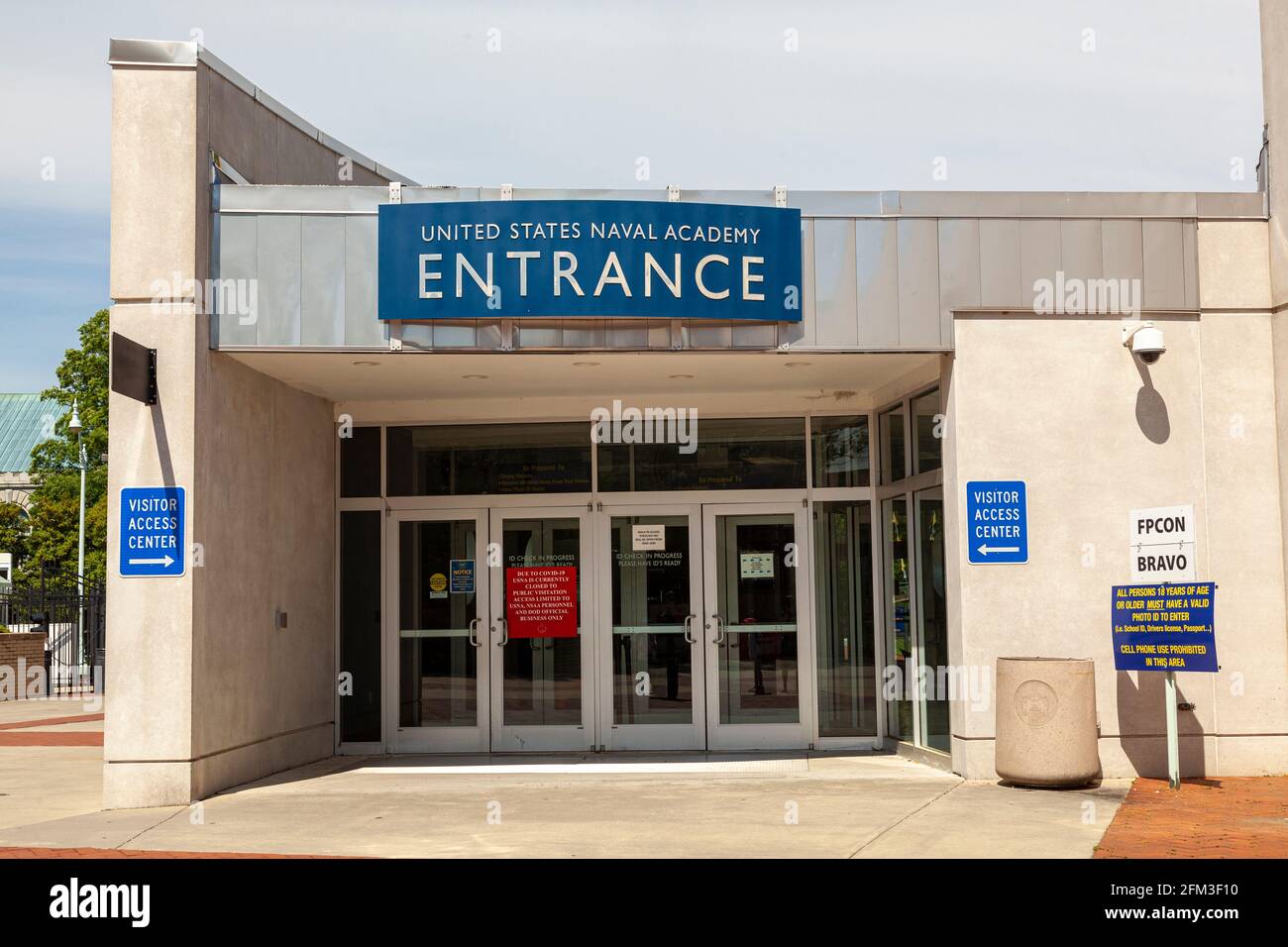 Annapolis, MD, USA 05-02-2021: Primo piano immagine isolata dell'esterno del complesso dell'accademia navale degli Stati Uniti (USNA) ad Annapolis in una giornata di sole. Foto Stock