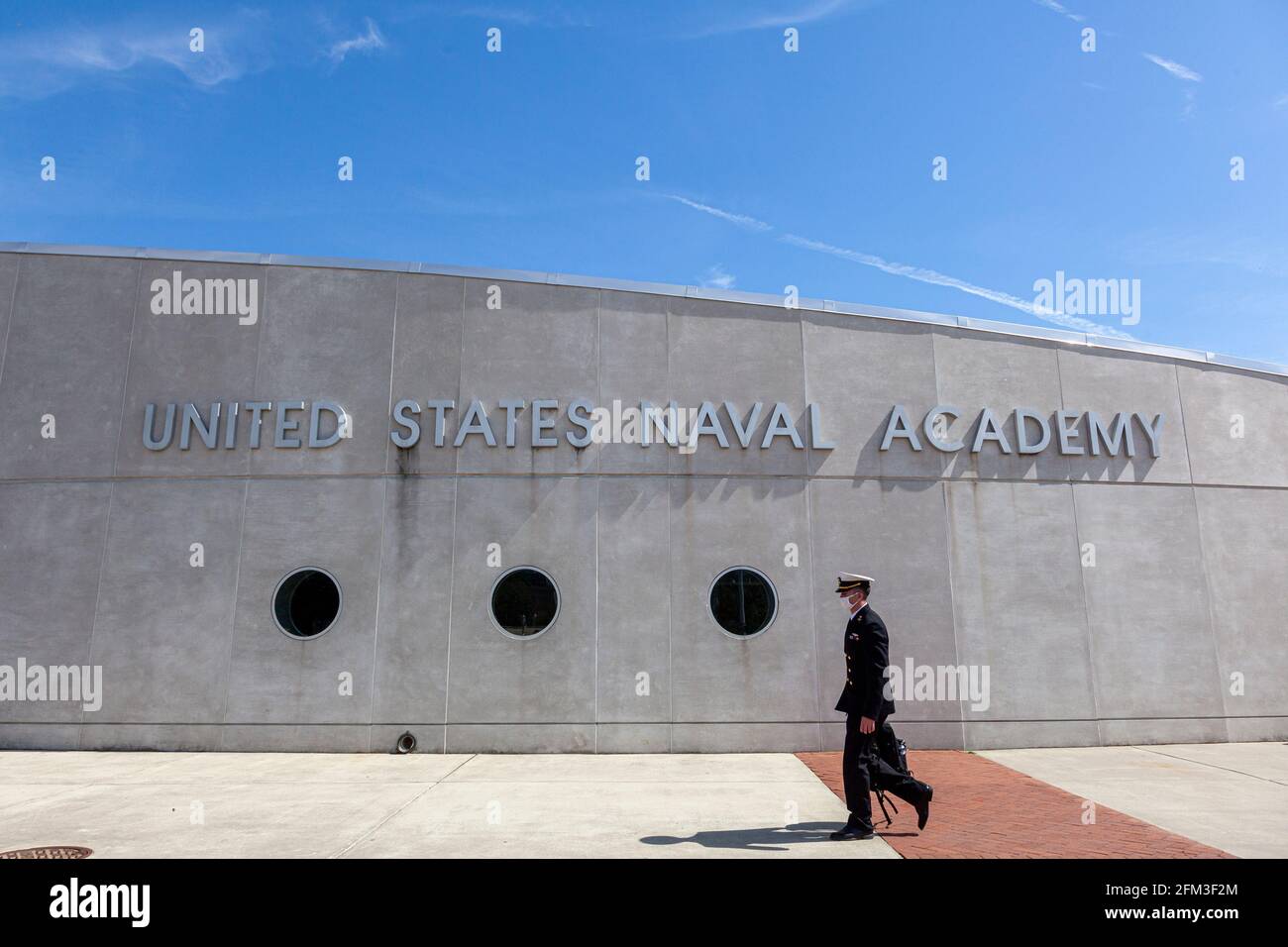 Annapolis, MD, USA 05-02-2021: Un giovane ufficiale navale candidato sta camminando di fronte al palazzo della United States Naval Academy ad Annapolis. Il cadetto Foto Stock