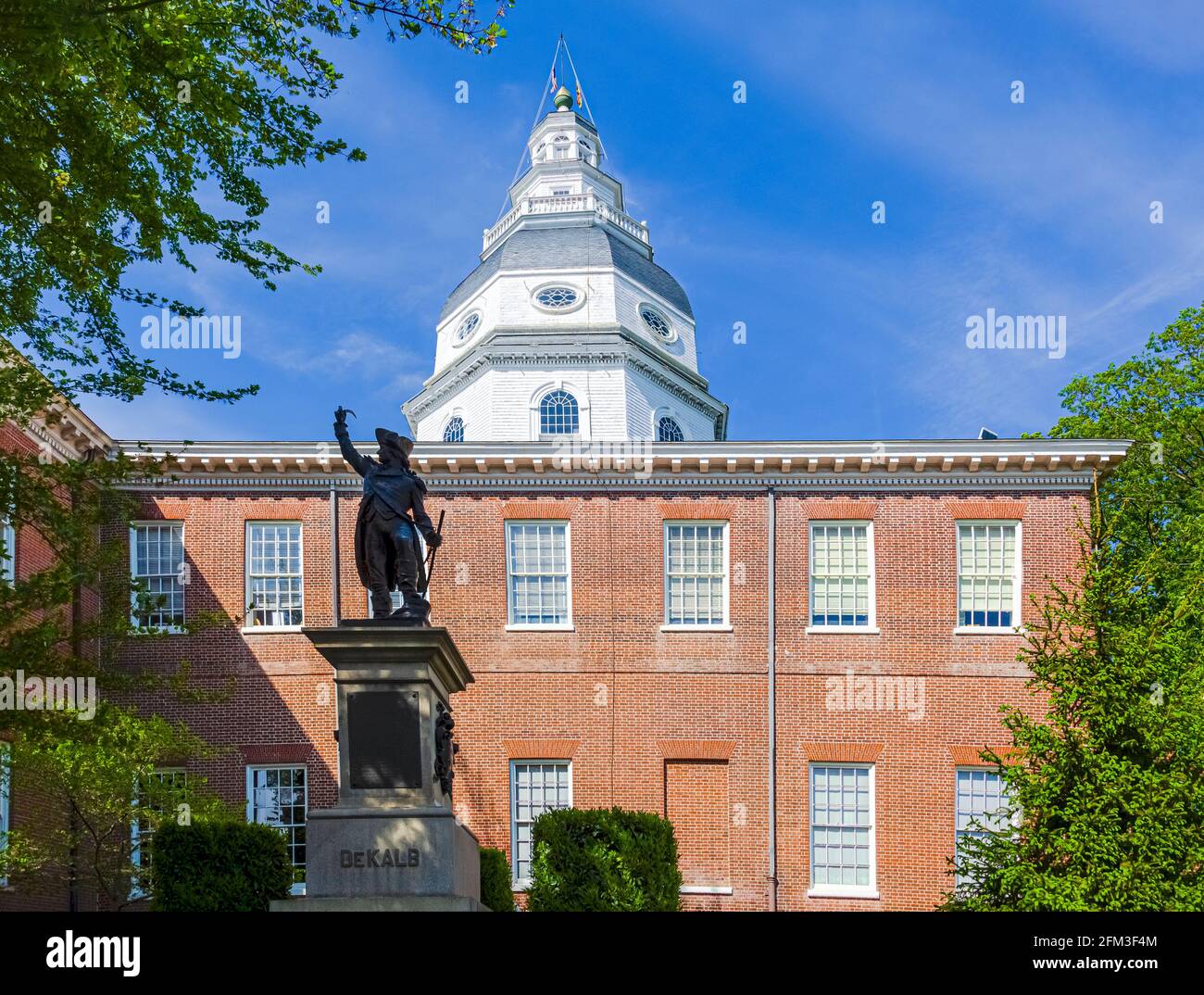Annapolis, MD, USA 05-02-2021: Edificio storico della casa di Stato del Maryland contro il cielo blu. C'è una statua di Johann De Kalb, un ufficiale dell'esercito francese Th Foto Stock