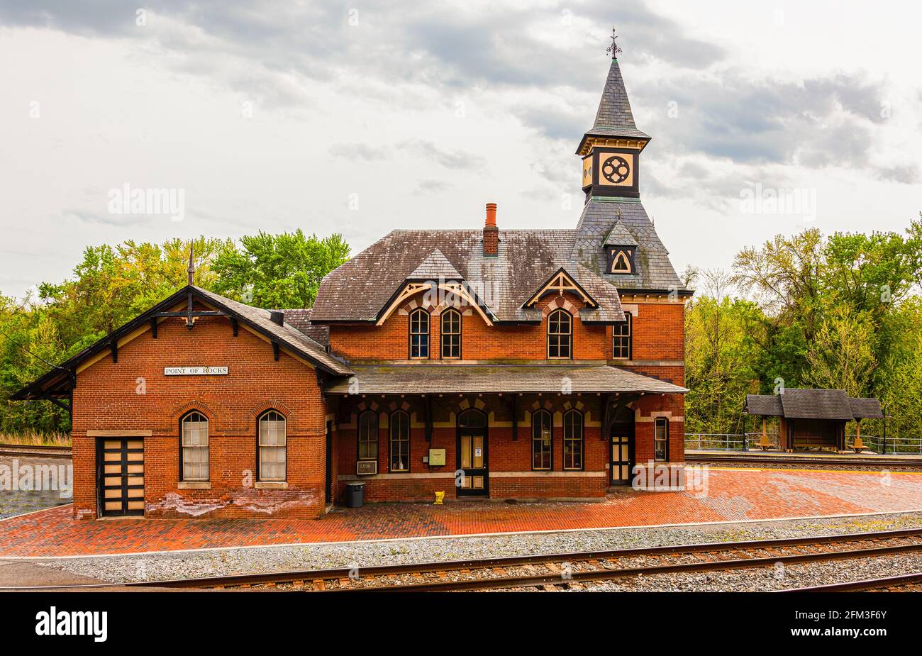 Point of Rocks è una piccola città al confine tra Virginia e Maryland, con edifici storici. Le riprese mostrano la storica stazione ferroviaria in mattoni costruita Foto Stock