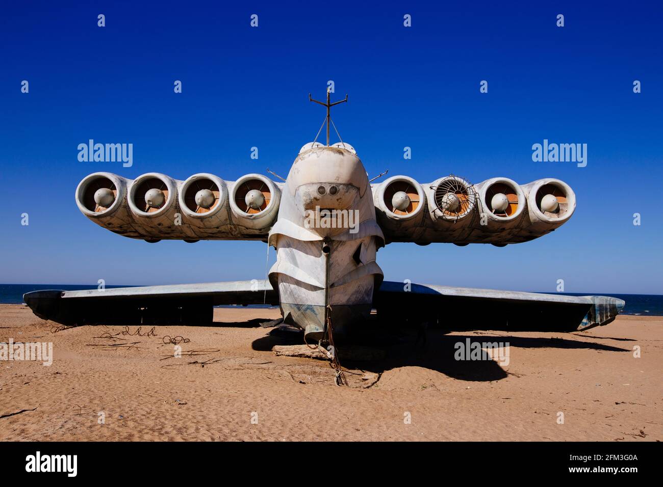 Abbandonati ekranoplan sovietici di classe Lun sulla costa del Mar Caspio. Foto Stock