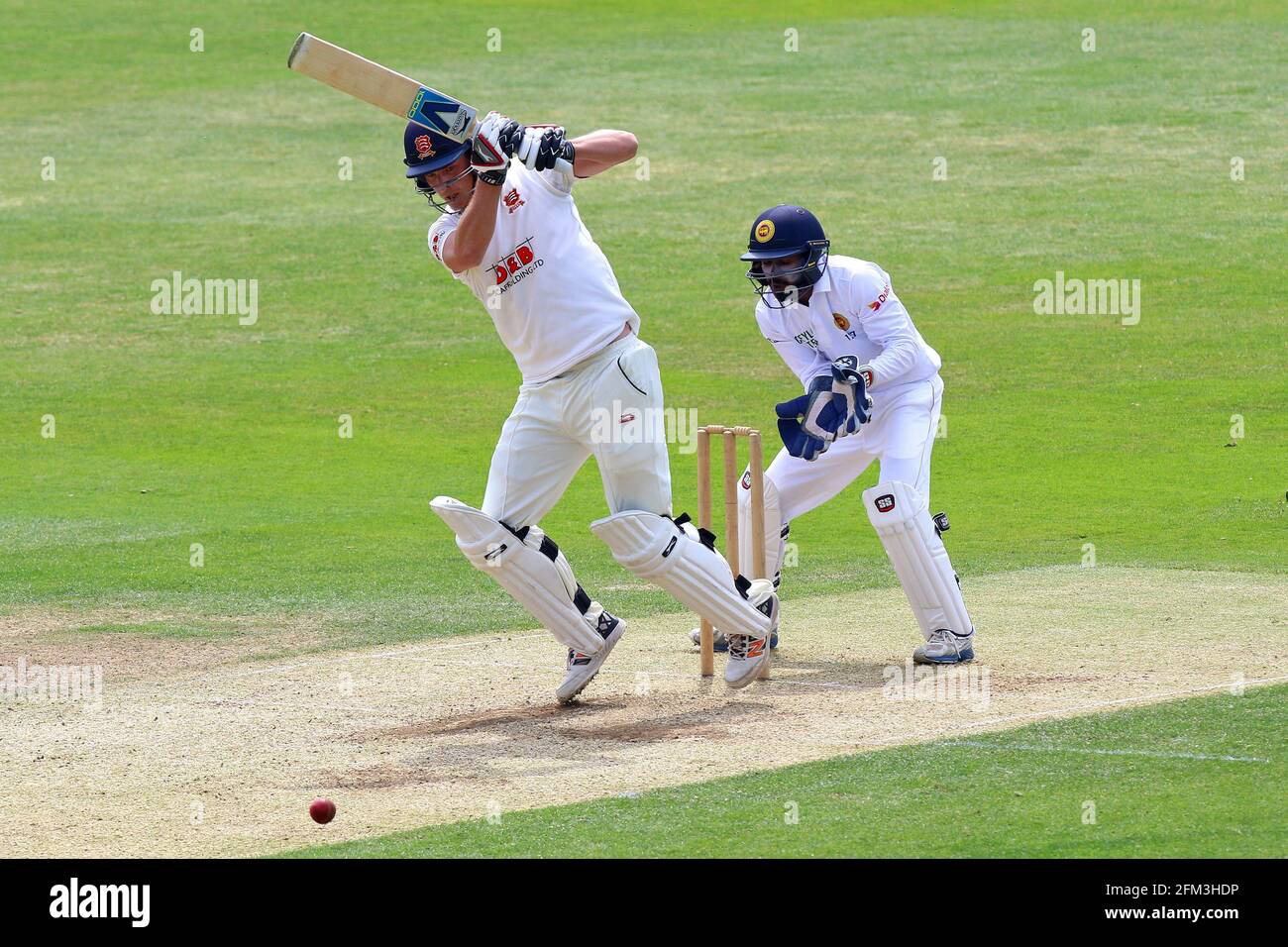 Tom Westley in batting azione per Essex come Dinesh Chandimal dello Sri Lanka guarda da dietro le parate durante Essex CCC vs Sri Lanka, Tourist Match Foto Stock