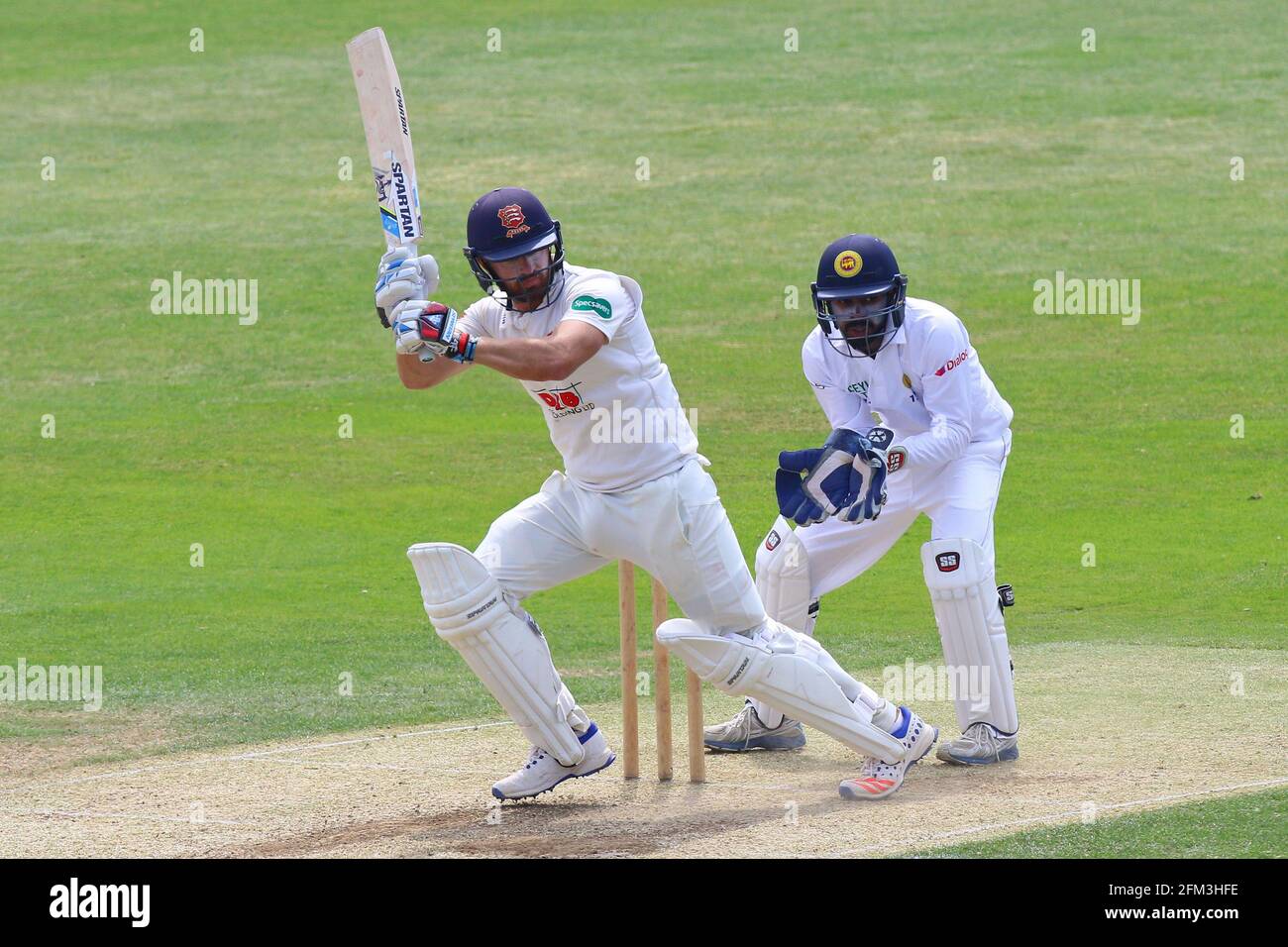 Jaik Micklebuh in batting azione per l'Essex come Dinesh Chandimal dello Sri Lanka guarda da dietro le parate durante Essex CCC vs Sri Lanka, turista ma Foto Stock