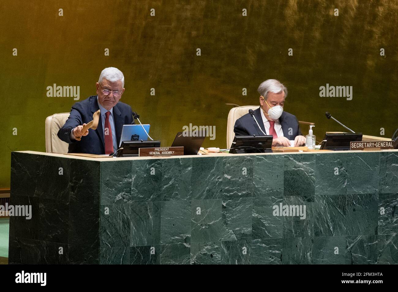 (210505) -- NAZIONI UNITE, 5 maggio 2021 (Xinhua) -- Il 5 maggio 2021, il Presidente della 75 a sessione dell'Assemblea Generale delle Nazioni Unite (UNGA) Volkan Bozkir (L) presiede il dialogo interattivo dell'UNGA per commemorare e promuovere la Giornata Internazionale del multilateralismo e della diplomazia per la Pace presso la sede delle Nazioni Unite a New York. Il Presidente della 75a sessione dell'Assemblea Generale delle Nazioni Unite (UNGA) Volkan Bozkir ha detto mercoledì che il corpo mondiale rimane insostituibile dalla sua istituzione più di 75 anni fa, con il suo primato e la sua rilevanza che rimangono senza pari. (Eskinder Debebe/un Phot Foto Stock