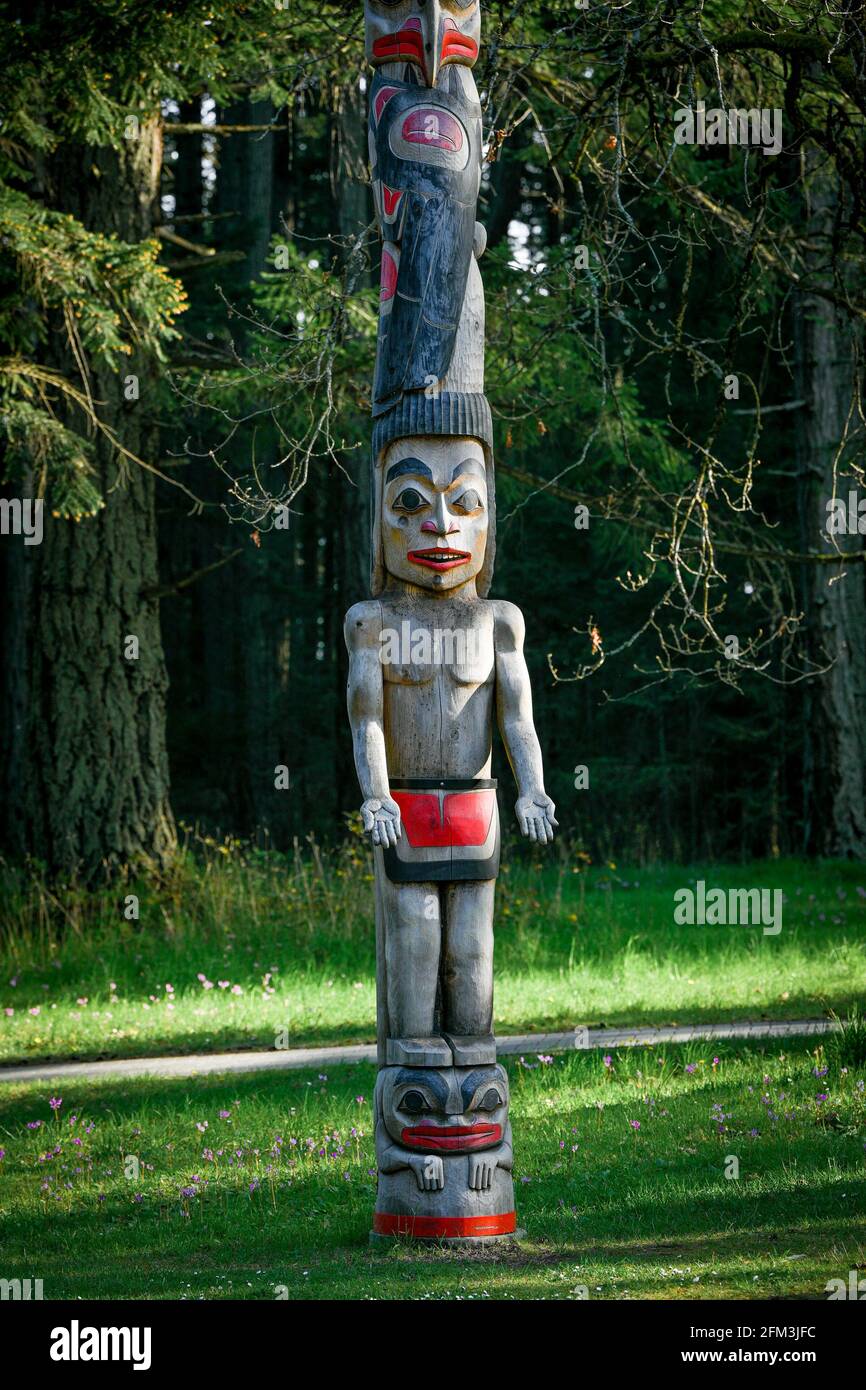Accogliendo la figura del Totem Pole, chiamato s'AEL da carver Tom LaFortune, Hartley Park, Colwood, (Victoria) British Columbia, Canada Foto Stock