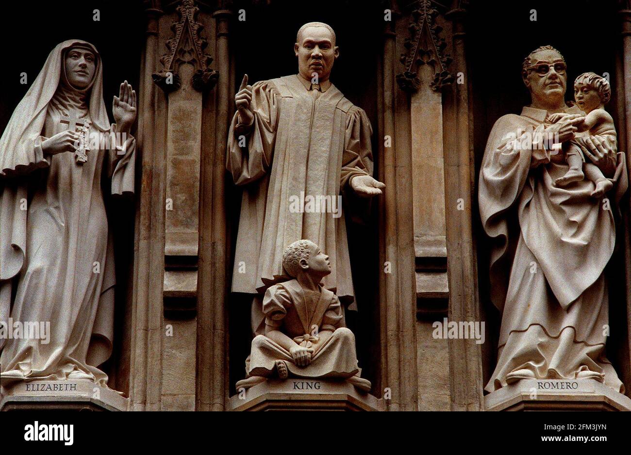 3 delle 10 statue di Martiri nell'Abbazia di Westminster 1998 posto sopra la porta ovest di Grat, costituita dalla Granduchessa Elisabetta di Russia il dottor Martin Luther King e l'arcivescovo Oscar Romero Foto Stock