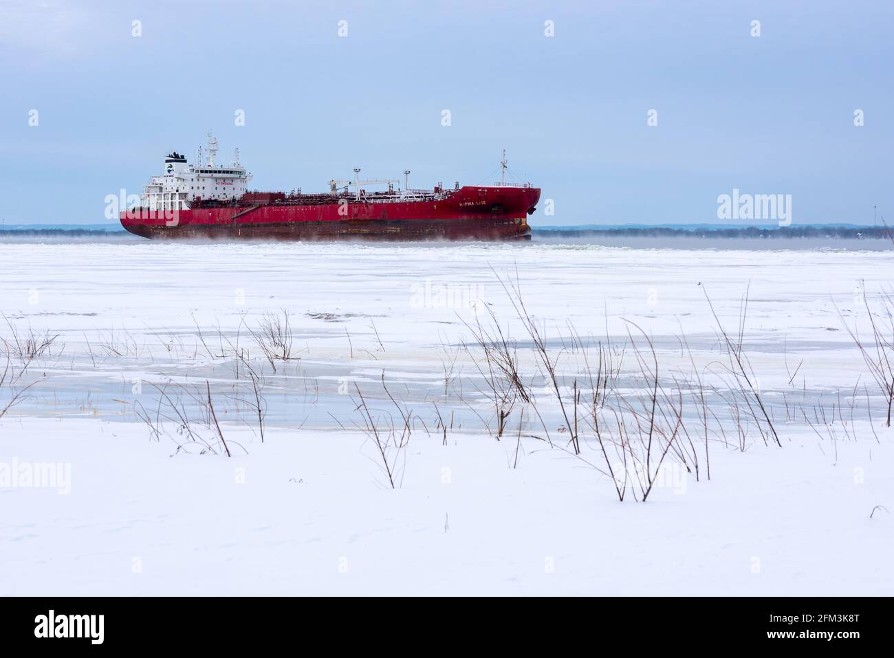 Sul fiume San Lorenzo, una nave cisterna che attraversa il lago ghiacciato San Pietro (Lac Saint-Pierre) in inverno. Foto Stock