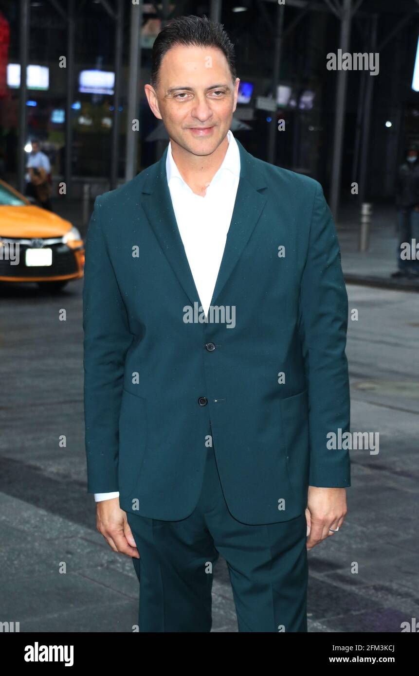 New York, NY, Stati Uniti. 5 maggio 2021. Nick Vlahos CEO della compagnia onesta suona la campana di apertura a Nasdaq a New York City il 05 maggio 2021. Credit: RW/Media Punch/Alamy Live News Foto Stock