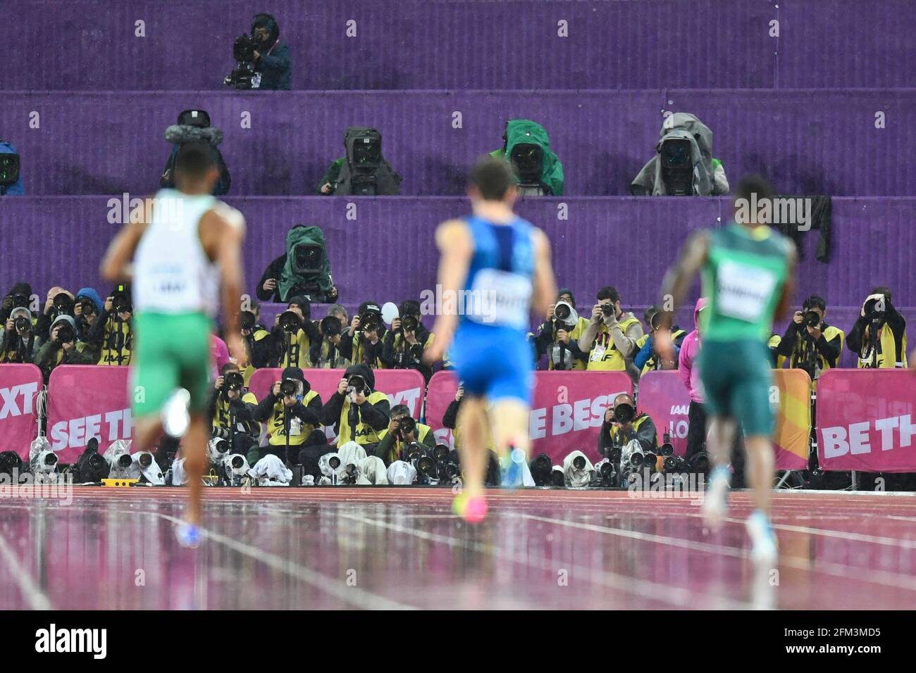 Fotografi al lavoro nei 200 metri uomini, semi-finale. Campionato del mondo IAAF Londra 2017 Foto Stock