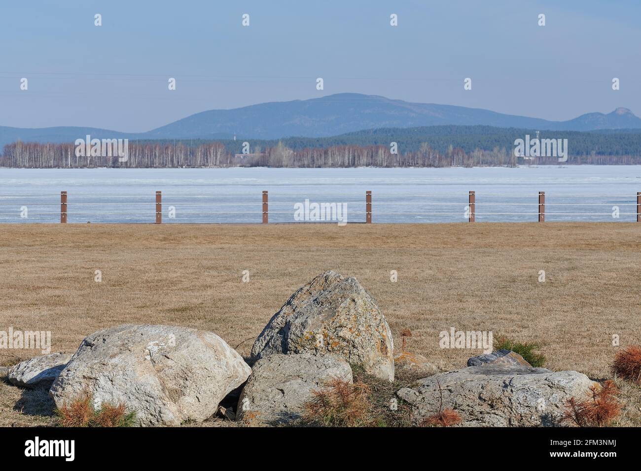 pietre sullo sfondo di montagne e lago Foto Stock