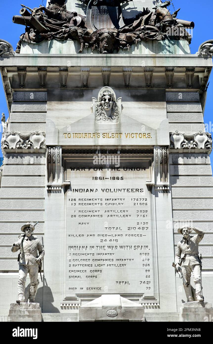 Indianapolis, Indiana, Stati Uniti. Uno dei quattro lati della base e della fondazione dell'Indiana state Soldiers and Sailors Monument. Foto Stock
