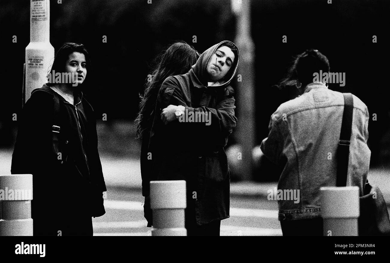 Bambini che fumano al di fuori di una scuola di Camden a Londra Dbase Foto Stock