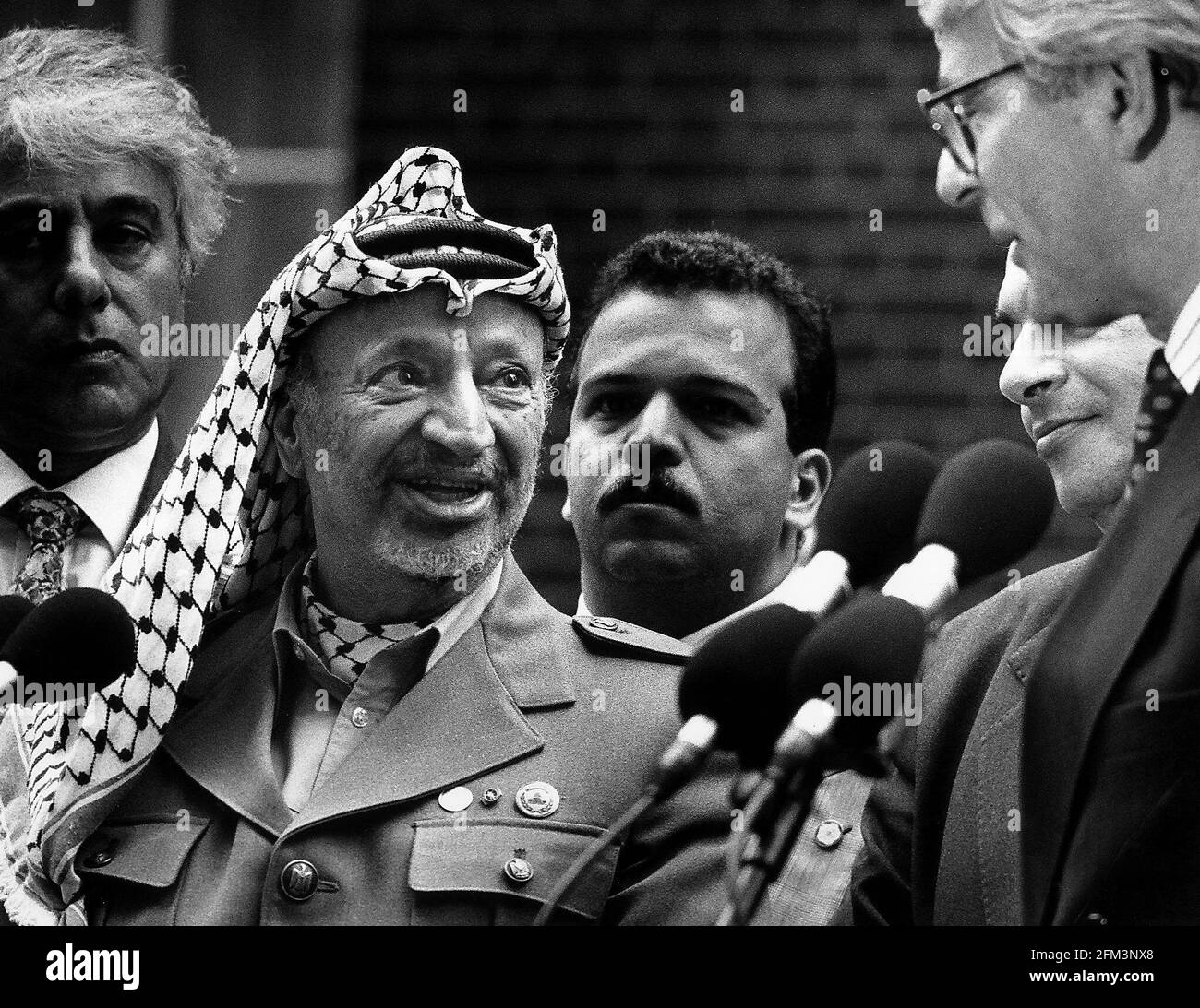 Yasser Arafat leader dell'OLP con i suoi aiutanti parla con il primo Ministro John Major Dbase Foto Stock