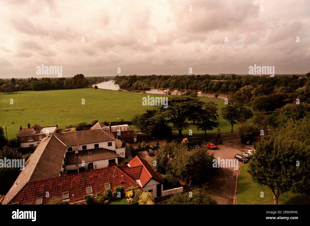 Una vista simile del Tamigi Settembre 1999 AS Visto nel dipinto dell'artista americano Jasper Francis Crposey Intitolato Richmond Hill nell'estate del 1982 Foto Stock