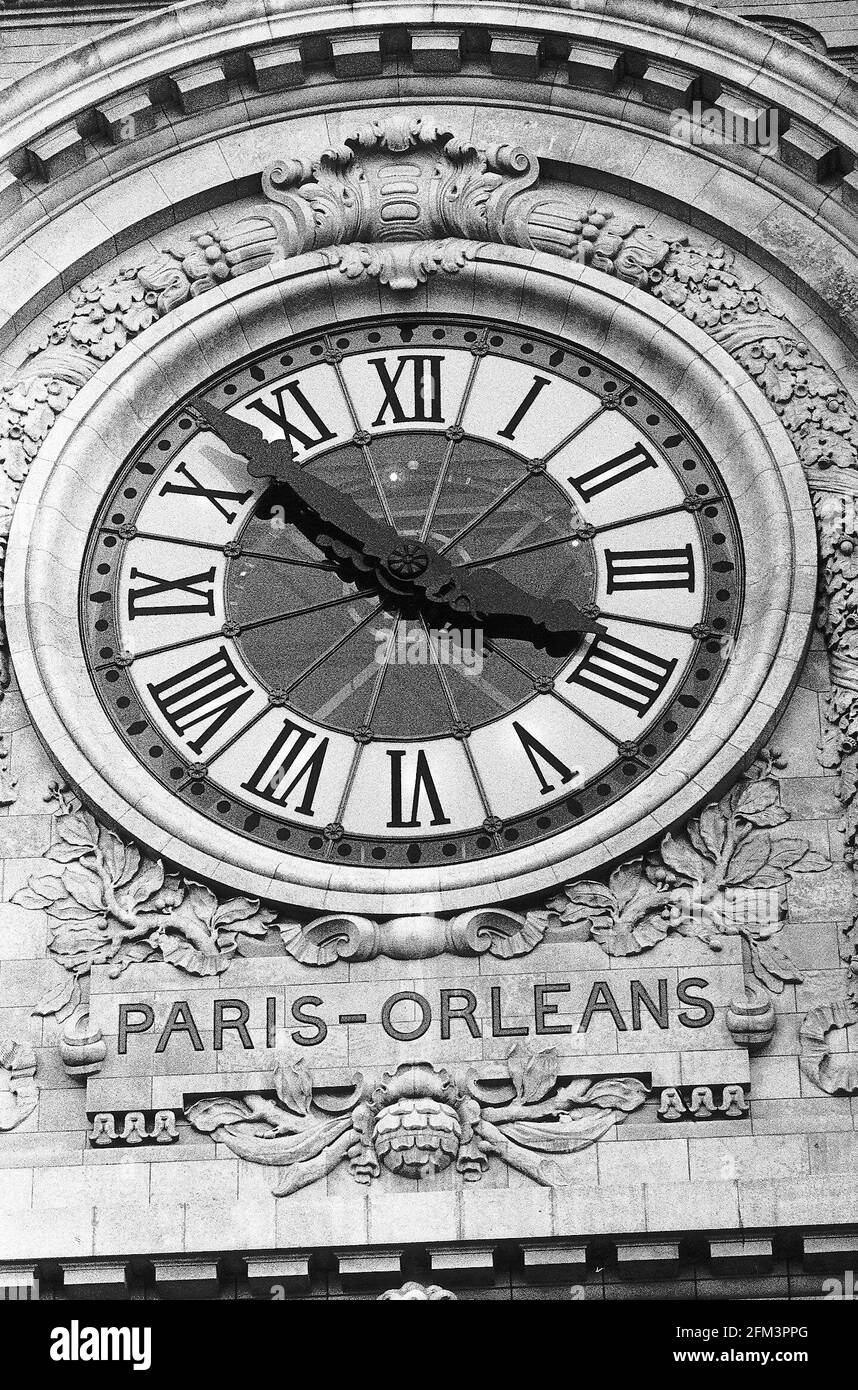 Luoghi Parigi Musee D'Orsay esterno che mostra l'orologio con Parigi - Orleans ha scritto belowDBase Foto Stock
