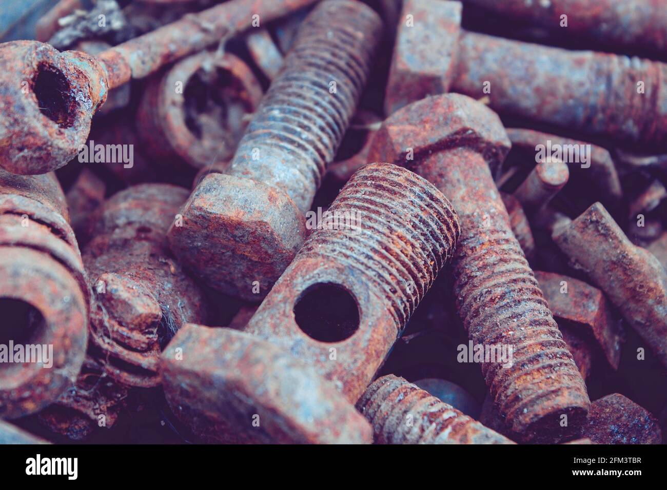 Vecchi bulloni e dadi arrugginiti. Dispositivi di fissaggio sulla lattoniera. I bulloni in ferro sono arrugginiti. Corrosione del metallo sulle viti. Foto Stock