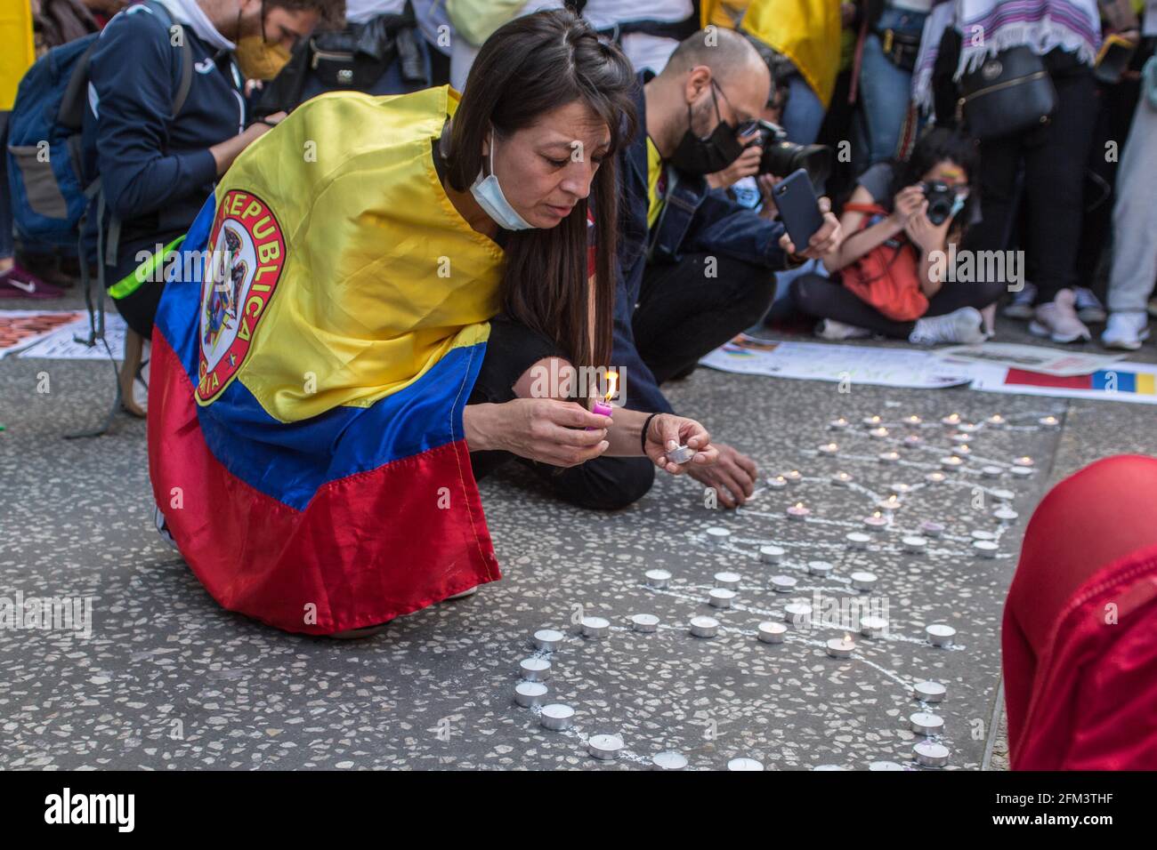 I manifestanti accenderanno le candele durante la manifestazione.circa 400 persone, per la maggior parte provenienti dalla comunità colombiana di Barcellona, hanno dimostrato ancora un giorno a sostegno dello "sciopero civico indefinito", le manifestazioni che hanno riempito le città colombiane per giorni contro le politiche del presidente Ivan Duque Marquez, Che comprendono la riforma del lavoro, la riforma sanitaria, la riforma delle pensioni e una giustizia della domanda per i quasi un migliaio di casi di abusi di polizia registrati durante le marce degli ultimi giorni. (Foto di Thiago Prudencio/SOPA Images/Sipa USA) Foto Stock