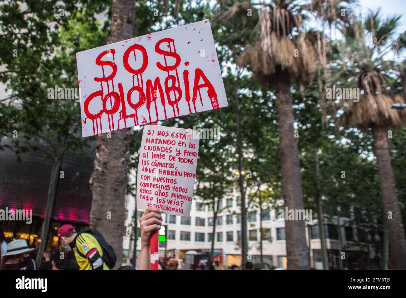 I manifestanti tengono cartelli che esprimono le loro opinioni durante la manifestazione.circa 400 persone, per la maggior parte provenienti dalla comunità colombiana di Barcellona, hanno dimostrato ancora un giorno a sostegno dello "sciopero civico indefinito", le manifestazioni che hanno riempito le città colombiane per giorni contro le politiche del presidente Ivan Duque Marquez, Che comprendono la riforma del lavoro, la riforma sanitaria, la riforma delle pensioni e una giustizia della domanda per i quasi un migliaio di casi di abusi di polizia registrati durante le marce degli ultimi giorni. (Foto di Thiago Prudencio/SOPA Images/Sipa USA) Foto Stock