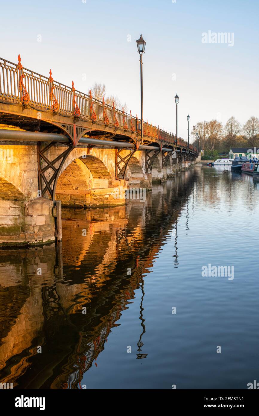 Ponte di Clopton sul fiume avon all'alba in primavera. Stratford Upon Avon, Warwickshire, Inghilterra Foto Stock