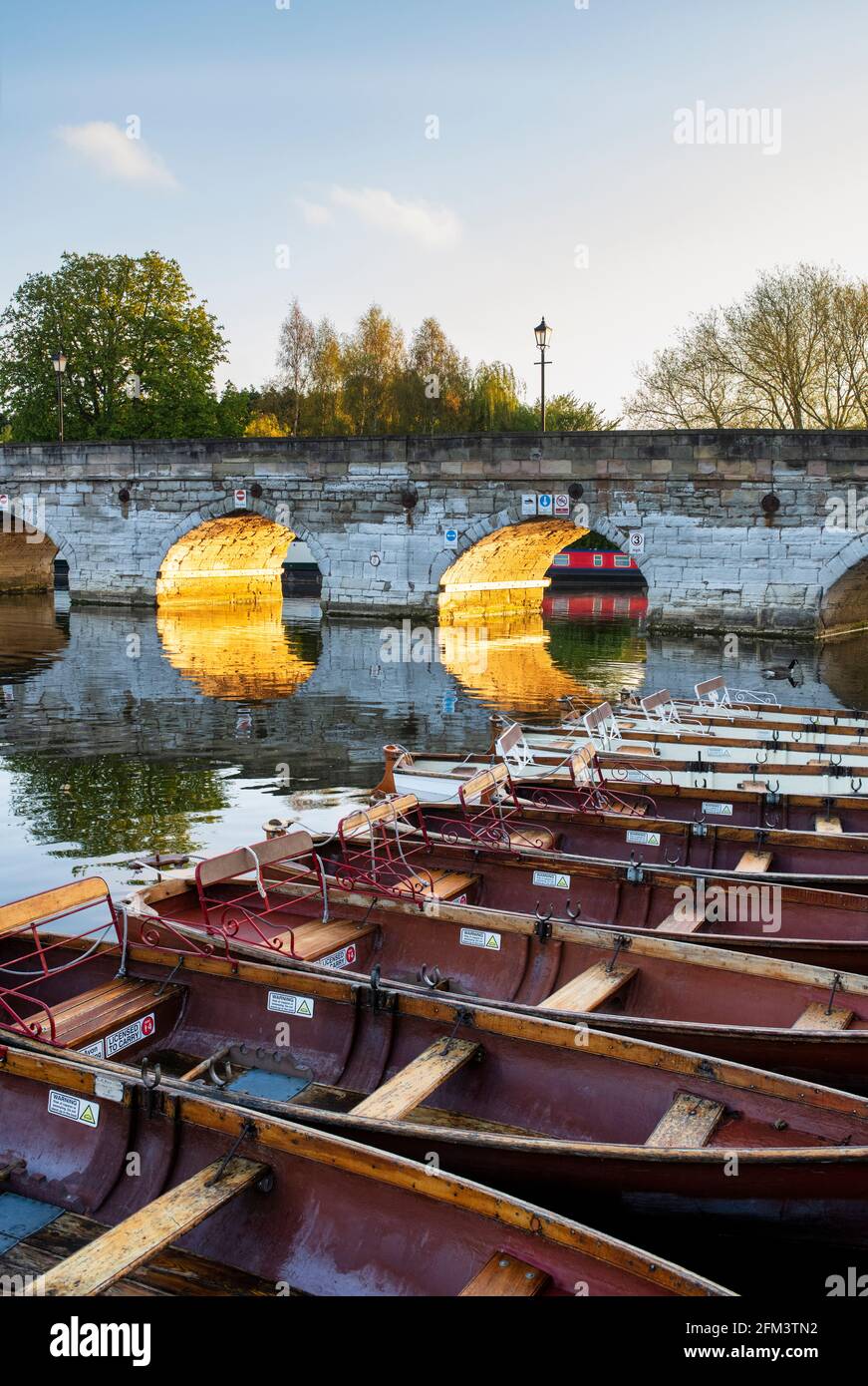 Ponte di Clopton e barche a remi sul fiume avon all'alba in primavera. Stratford Upon Avon, Warwickshire, Inghilterra Foto Stock