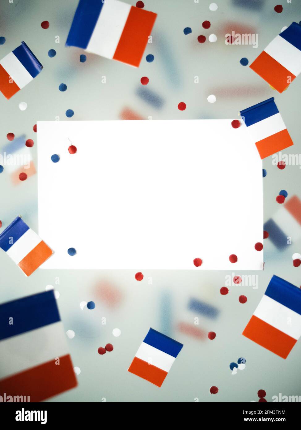Festa nazionale del 14 luglio è un felice giorno di indipendenza della Francia, Bastille Day, il concetto di patriottismo, memoria, confetti e bandiere Foto Stock