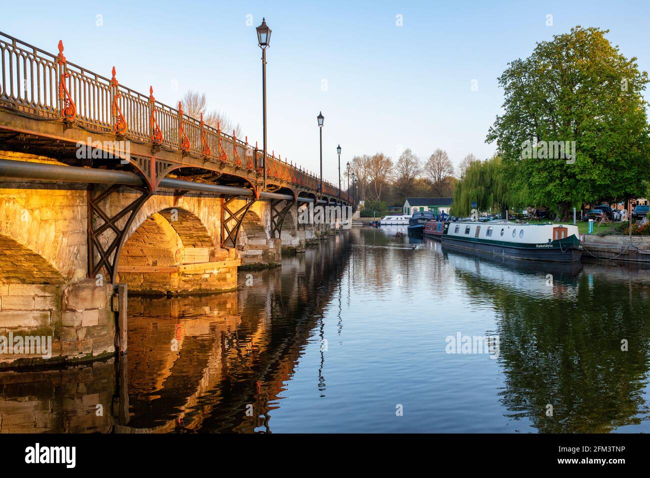 Ponte di Clopton sul fiume avon all'alba in primavera. Stratford Upon Avon, Warwickshire, Inghilterra Foto Stock