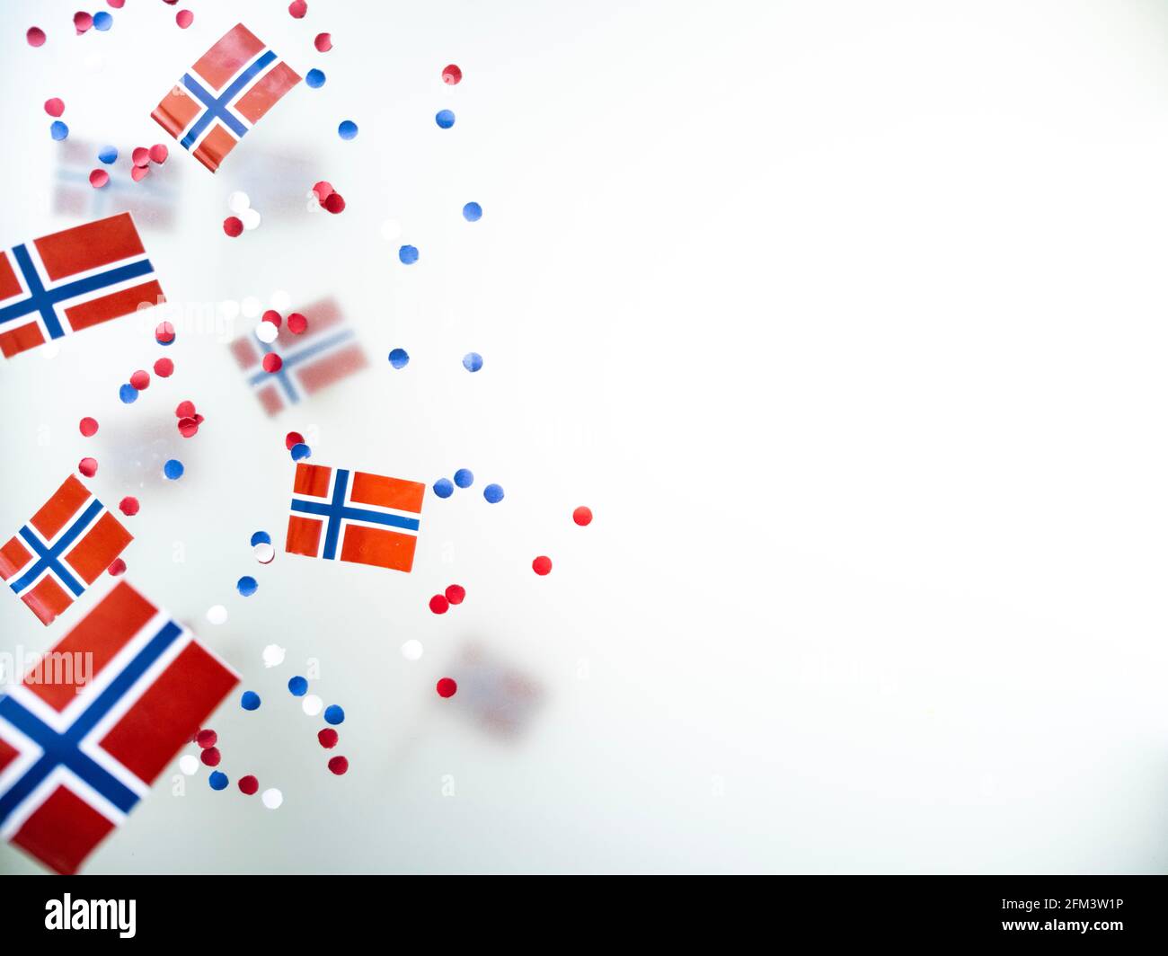 Giorno dell'indipendenza norvegese, giorno della Costituzione, 17 maggio. Festa della libertà, della vittoria e della memoria. Concetto di patriottismo e di fede. Confetti di carta e mini Foto Stock