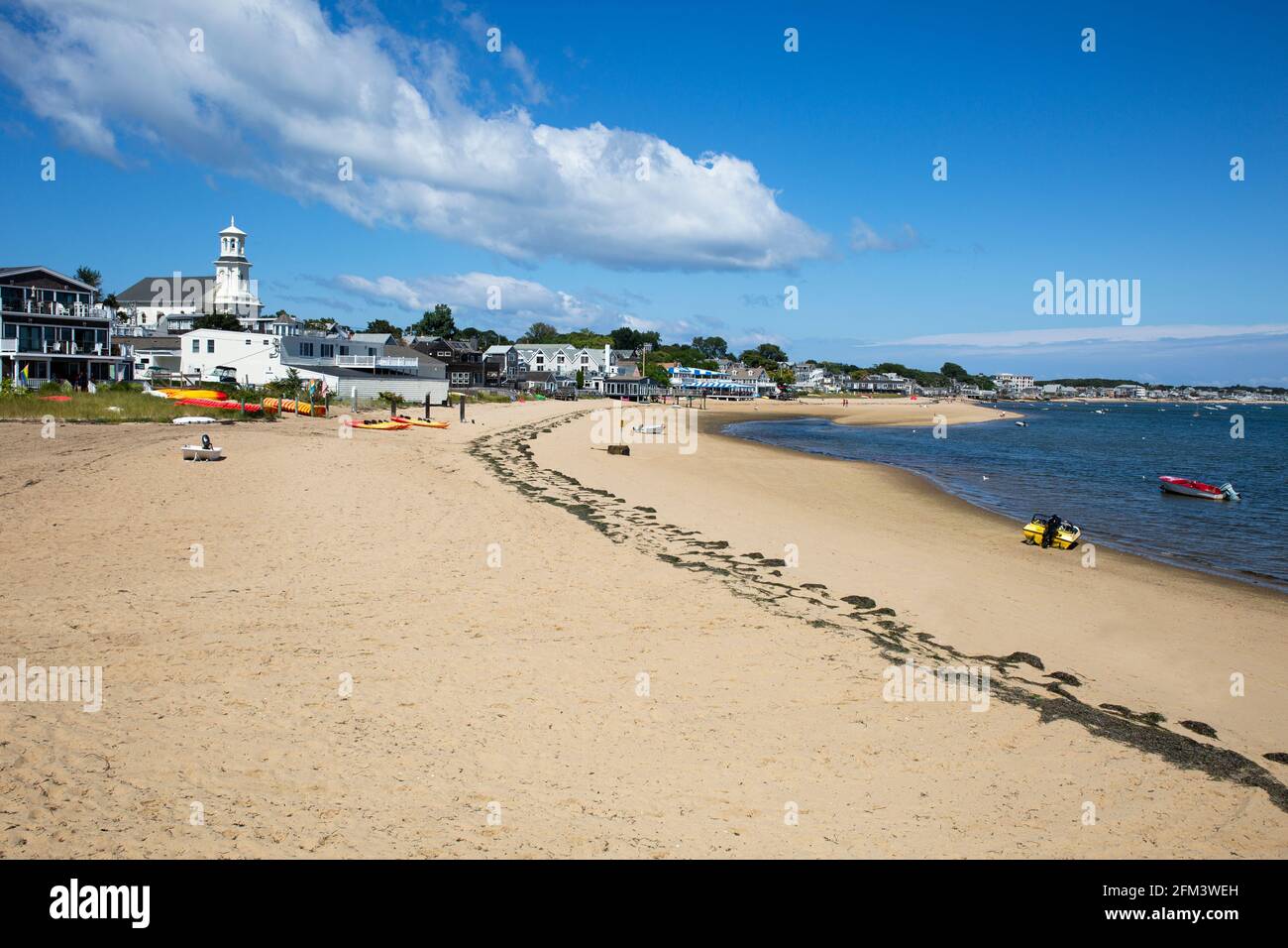 Vista sulla spiaggia di Provincetown, Massachusetts, con un bel cielo blu. Foto Stock