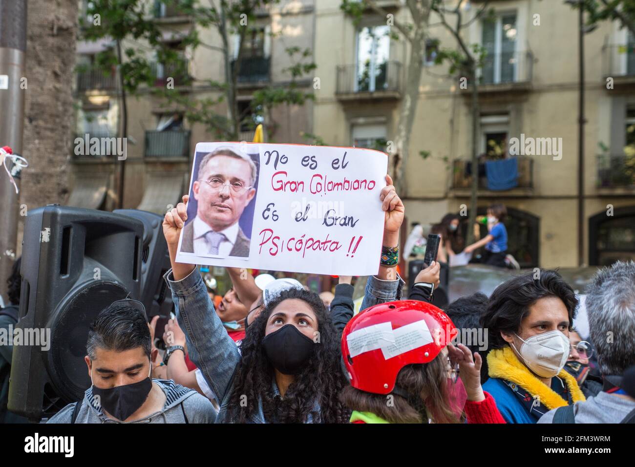 Un manifestante tiene un cartello con una foto di Alvaro Uribe, ex presidente colombiano durante la manifestazione.circa 400 persone, per la maggior parte provenienti dalla comunità colombiana di Barcellona, hanno dimostrato un'altra giornata a sostegno dello "sciopero civico indefinito", Le manifestazioni che hanno riempito le città della Colombia per giorni contro le politiche del presidente Ivan Duque Marquez, che includono la riforma del lavoro, la riforma sanitaria, la riforma delle pensioni e una giustizia della domanda per i quasi mille casi di abusi di polizia registrati durante le marce negli ultimi giorni. Foto Stock