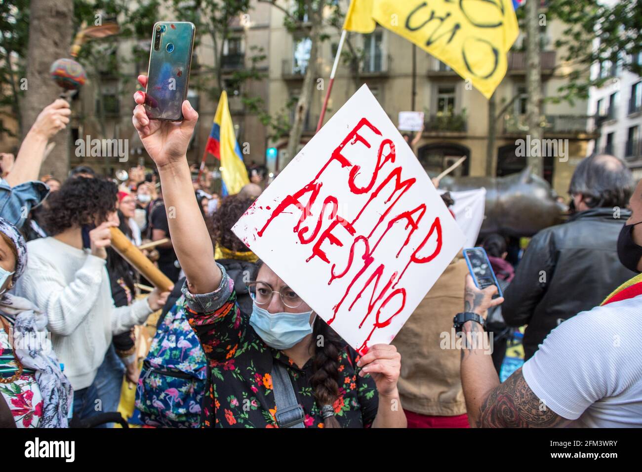 Un manifestante tiene un cartello con uno smartphone che esprime la sua opinione durante la manifestazione.circa 400 persone, provenienti soprattutto dalla comunità colombiana di Barcellona, hanno dimostrato ancora un giorno a sostegno dello "sciopero civico indefinito", Le manifestazioni che hanno riempito le città della Colombia per giorni contro le politiche del presidente Ivan Duque Marquez, che includono la riforma del lavoro, la riforma sanitaria, la riforma delle pensioni e una giustizia della domanda per i quasi mille casi di abusi di polizia registrati durante le marce negli ultimi giorni. Foto Stock